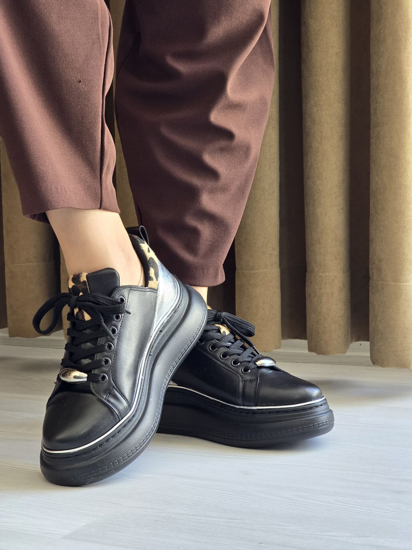 KADIN LEOPAR DESENLİ KALIN TABAN SNEAKER (SİYAH)