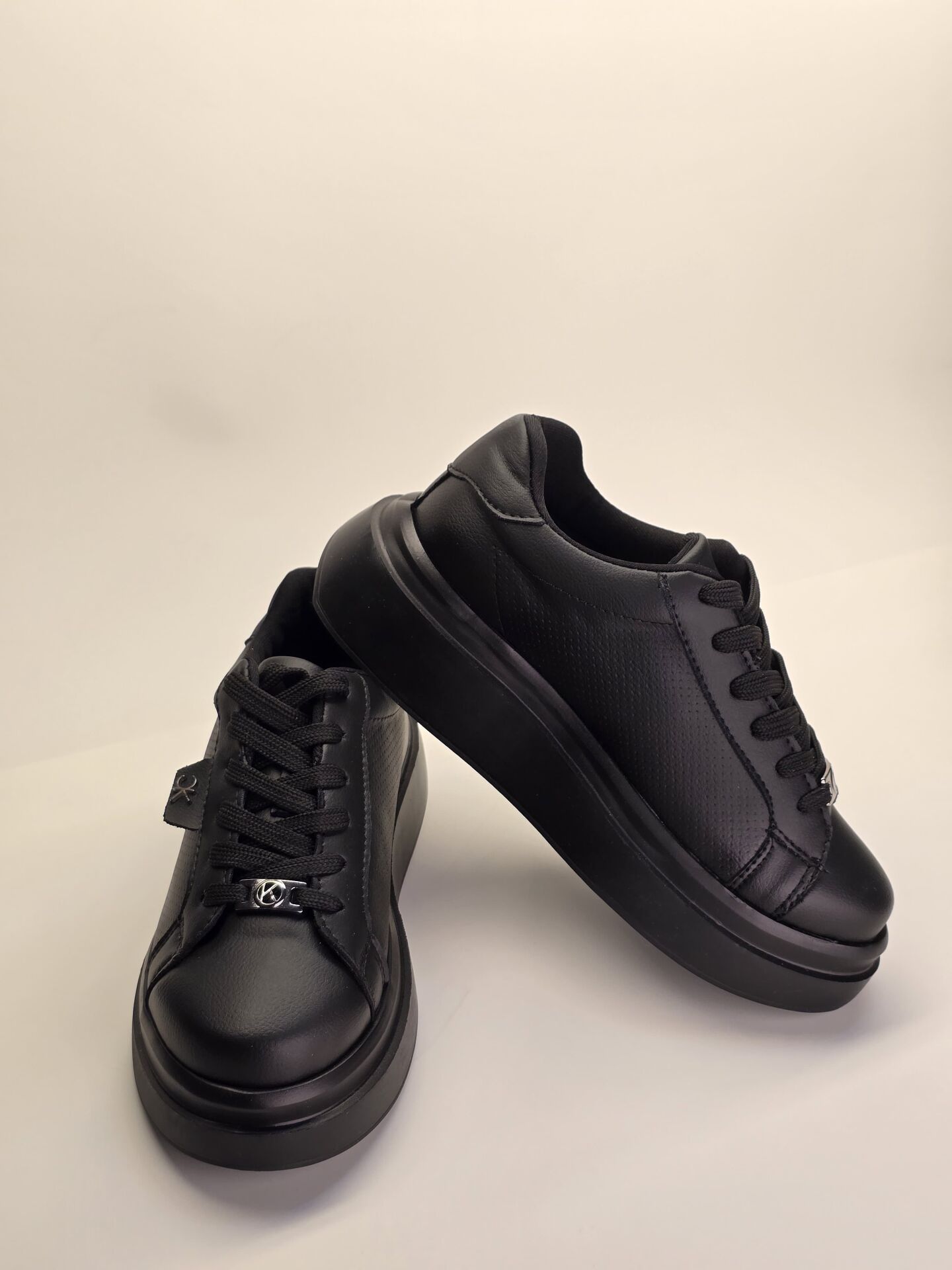 MELİNTA DÜZ SİYAH YANDAN DELİKLİ KADIN SNEAKERS