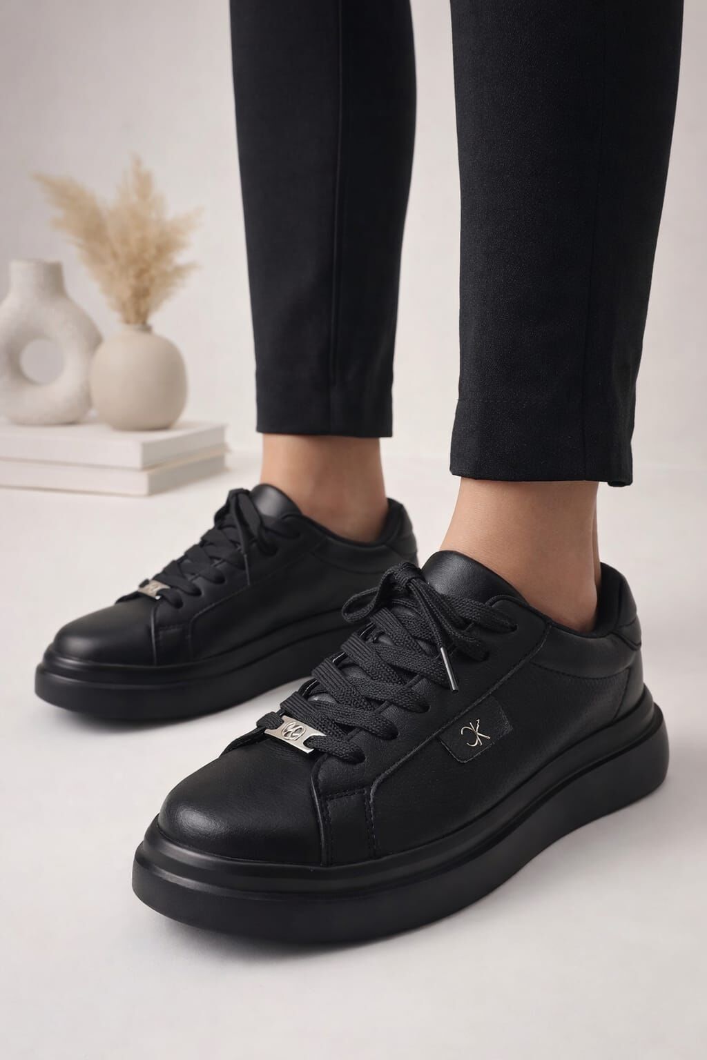 MELİNTA DÜZ SİYAH YANDAN DELİKLİ KADIN SNEAKERS