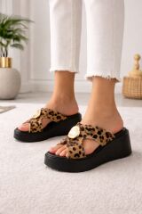 Melinta Gold Detay Dolgu Topuk Leopar Desen Kadın Terlik