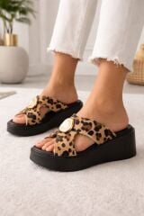 Melinta Gold Detay Dolgu Topuk Leopar Desen Kadın Terlik