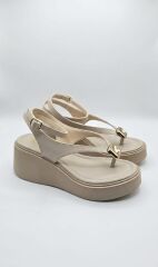 Melinta Gold Detay Dolgu Topuk Kadın Parmak Arası Bej Sandalet