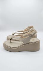 Melinta Gold Detay Dolgu Topuk Kadın Parmak Arası Bej Sandalet