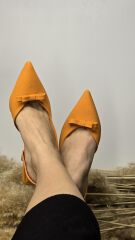 Melinta Fiyonklu Turuncu Klasik Topuklu Ayakkabı