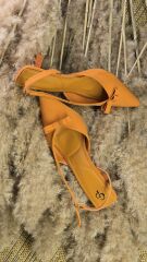 Melinta Fiyonklu Turuncu Klasik Topuklu Ayakkabı