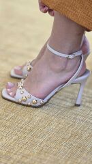 Melinta Gold Boncuk Detay Bilekten Bağlama Krem Topuklu Ayakkabı