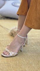 Melinta Gold Boncuk Detay Bilekten Bağlama Krem Topuklu Ayakkabı