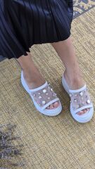 Melinta Zımba Detay Dolgu Topuklu Beyaz Kadın Terlik