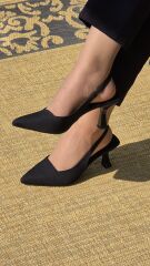 Melinta Yandan Lastikli Sivri Burun Siyah Topuklu Ayakkabı