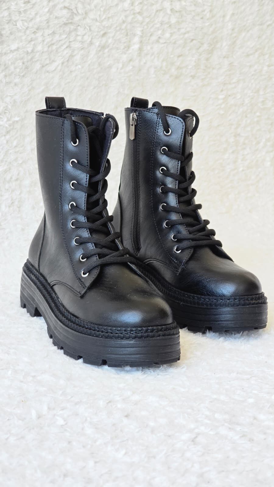 Melinta Fermuarlı Siyah Bağcıklı Kadın Bot