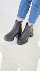 Melinta Kalın Topuklu Kadın Fermuarlı Siyah Kısa Bot