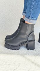 Melinta Kalın Topuklu Kadın Fermuarlı Siyah Kısa Bot