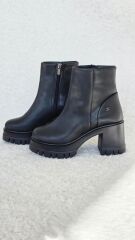 Melinta Kalın Topuklu Kadın Fermuarlı Siyah Kısa Bot