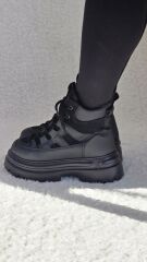 Melinta Kalın Taban Bağcıklı Fermuarlı Siyah Bot