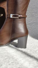 Melinta Siyah Fermuarlı Toka Detaylı Kahve Çizme