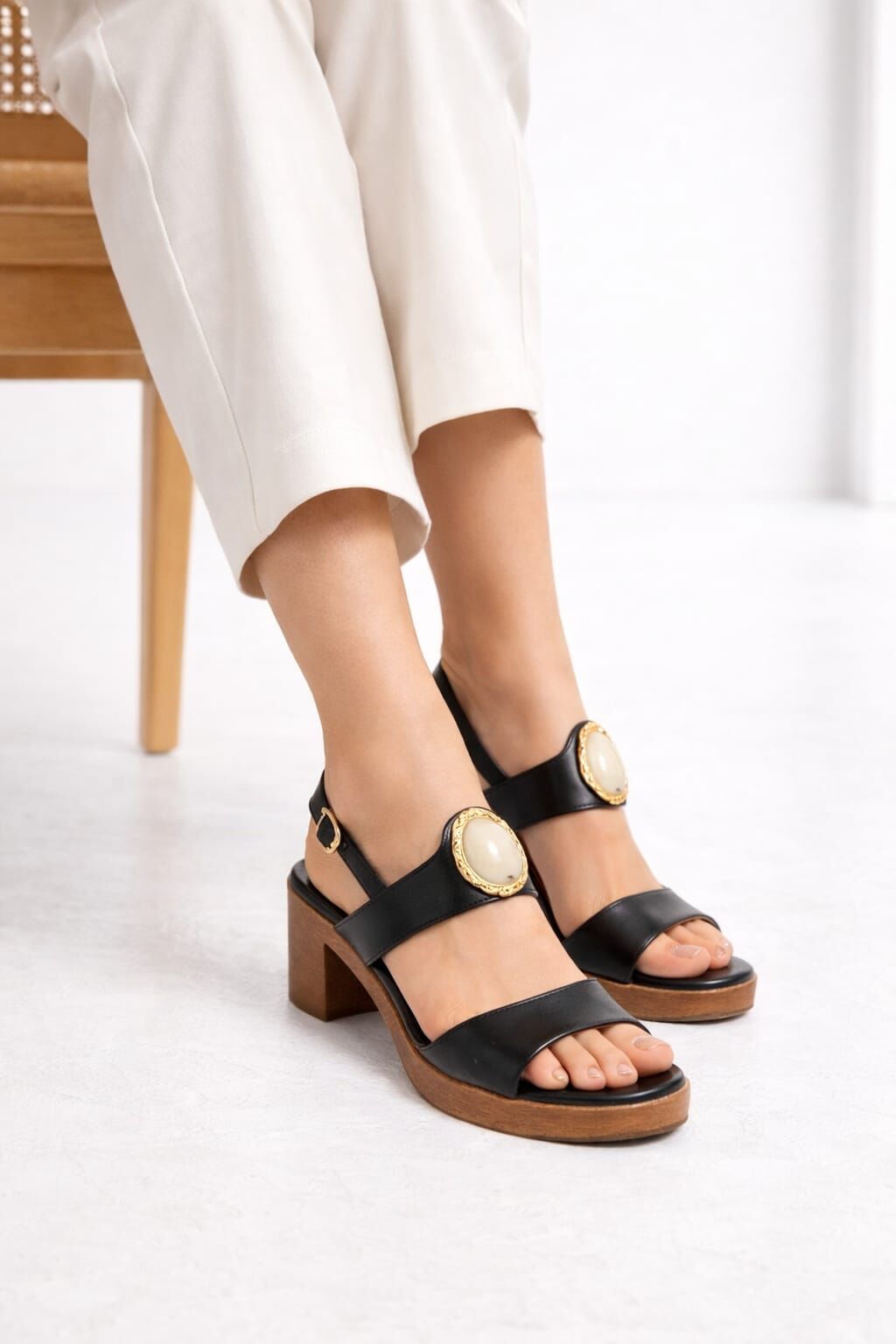 Melinta Orta Topuklu Taşlı Siyah Kadın Ayakkabı